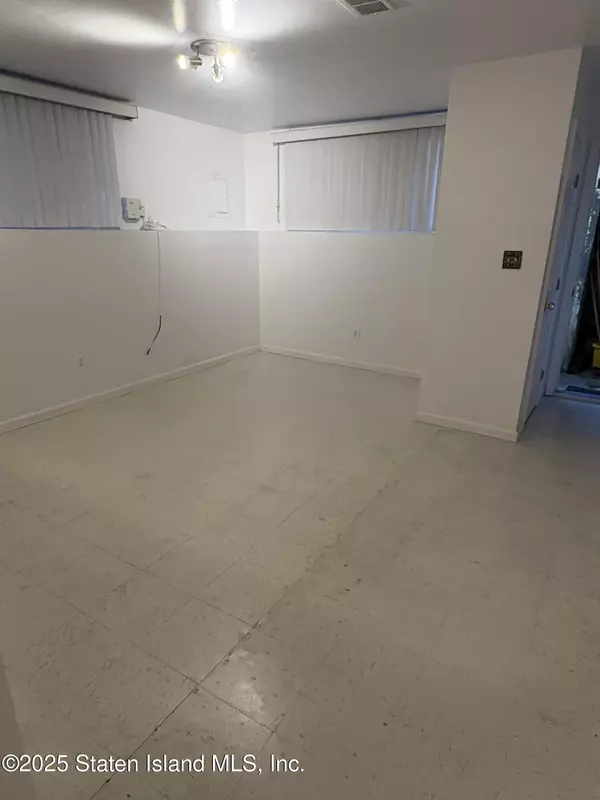 Staten Island, NY 10306,16 Meadow LN