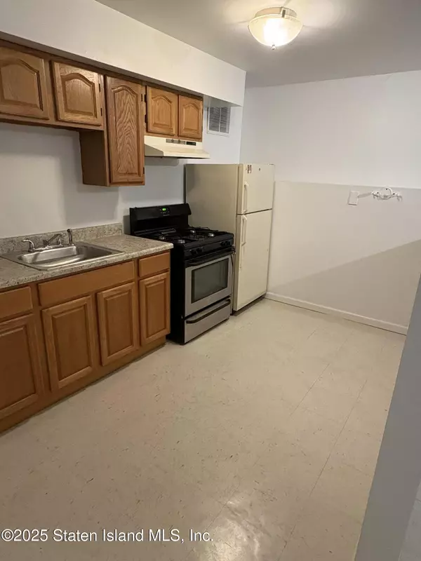 Staten Island, NY 10306,16 Meadow LN