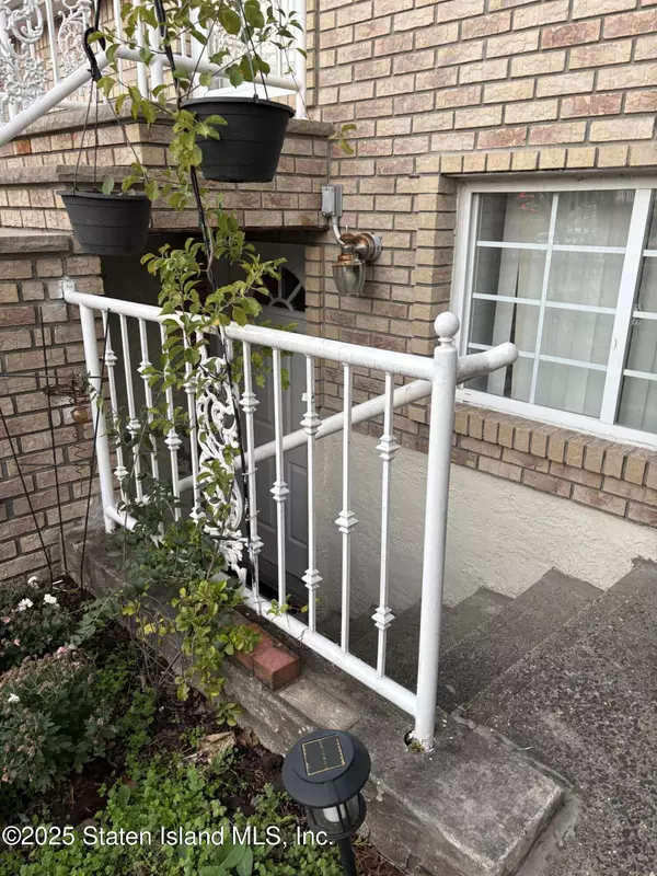16 Meadow LN, Staten Island, NY 10306