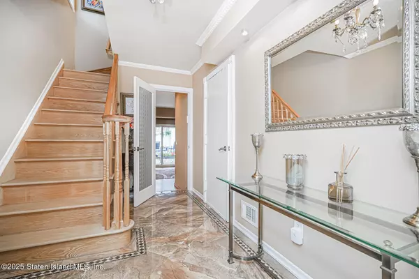 Staten Island, NY 10305,568 Dongan Hills AVE