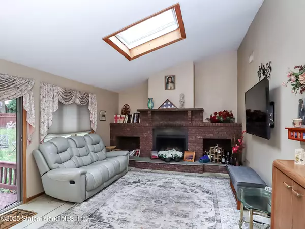 Staten Island, NY 10309,282 Boscombe AVE