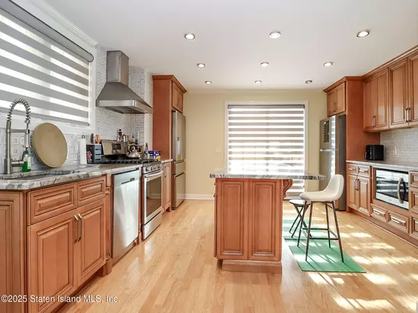 Staten Island, NY 10305,72 Sand LN