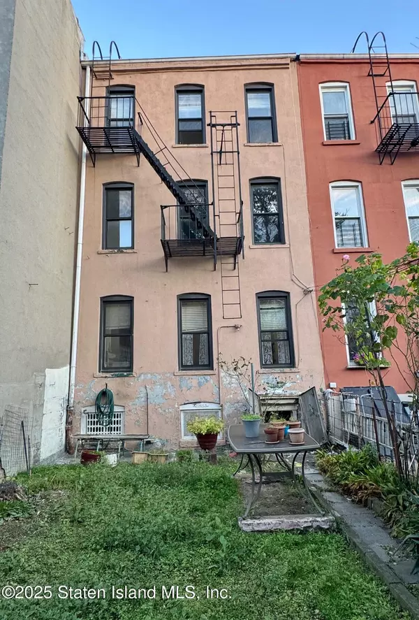 Queens, NY 11385,16-91 Linden ST