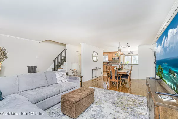 Staten Island, NY 10305,98 Dogwood LN