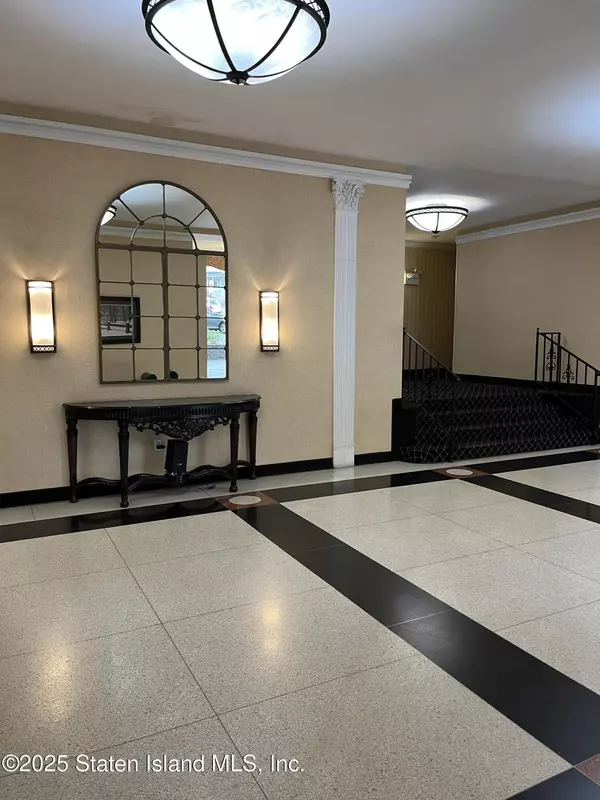 Staten Island, NY 10301,1000 Clove RD #6-O & 6-P