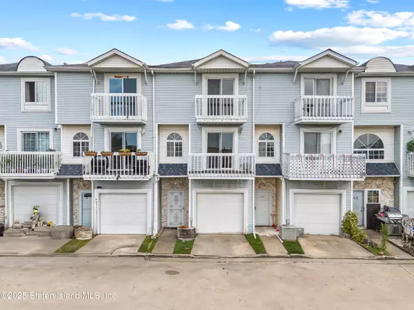 38a Country Dr East, Staten Island, NY 10314