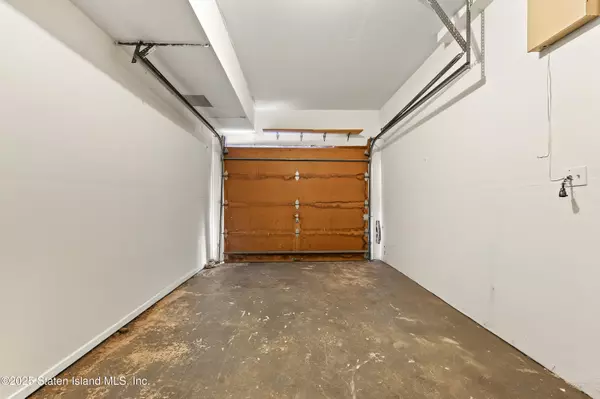 Staten Island, NY 10314,38a Country Dr East