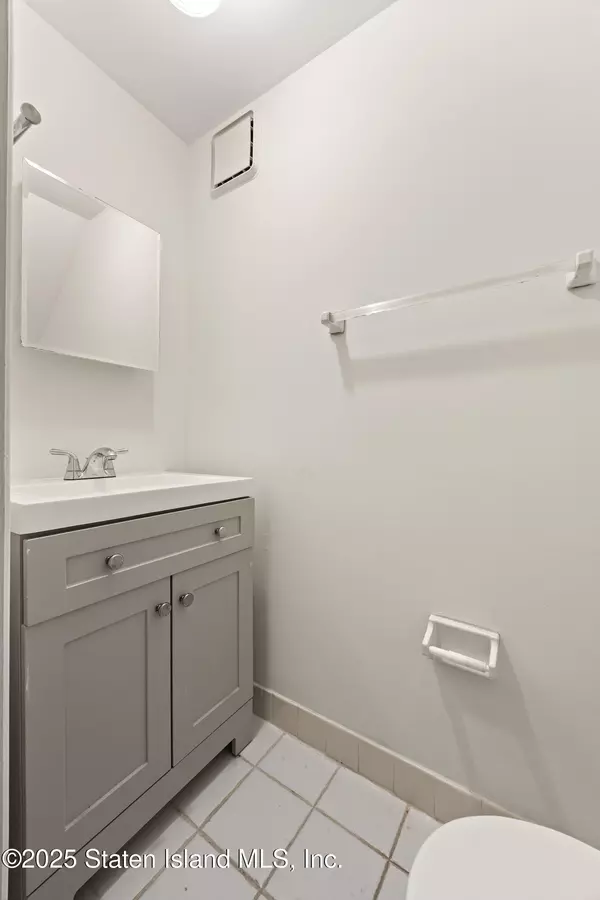 Staten Island, NY 10314,38a Country Dr East