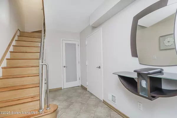 Staten Island, NY 10305,558 Dongan Hills AVE