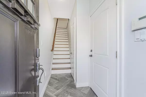 Staten Island, NY 10314,214 Roman AVE