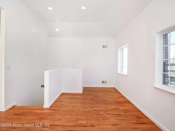 Staten Island, NY 10301,25 Stanley AVE