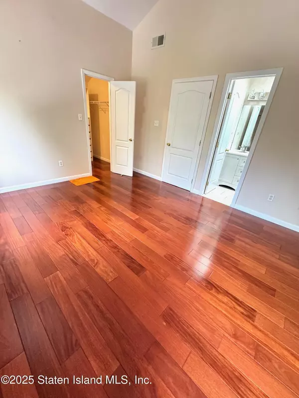 Staten Island, NY 10309,19 Lynbrook CT #1st Floor