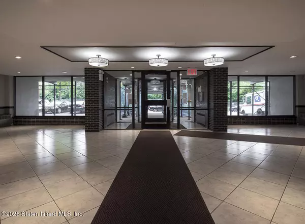 Staten Island, NY 10305,20 Cliff ST #8l