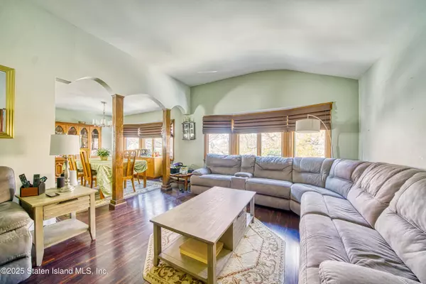 Staten Island, NY 10314,379 Woolley AVE