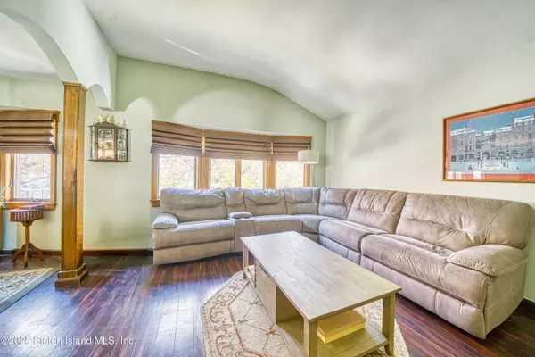 Staten Island, NY 10314,379 Woolley AVE