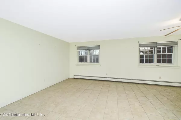 Staten Island, NY 10305,150 Colton ST #1c