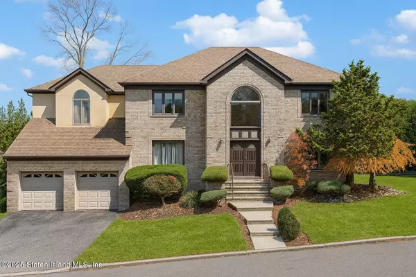 45 Old Farmers LN, Staten Island, NY 10304