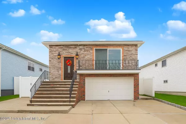 28 Drumgoole RD E, Staten Island, NY 10312