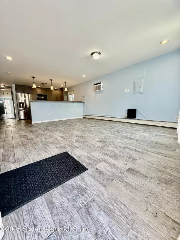 Staten Island, NY 10306,14 Center PL