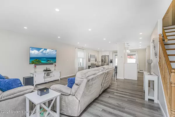 Staten Island, NY 10309,22 Charleston AVE