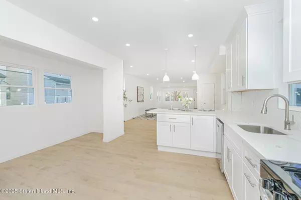 Staten Island, NY 10302,11 Laforge AVE