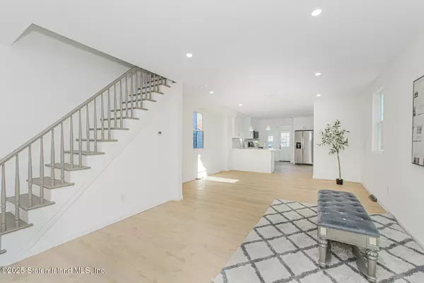 Staten Island, NY 10302,11 Laforge AVE