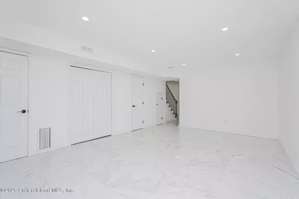 Staten Island, NY 10314,23 Caswell LN