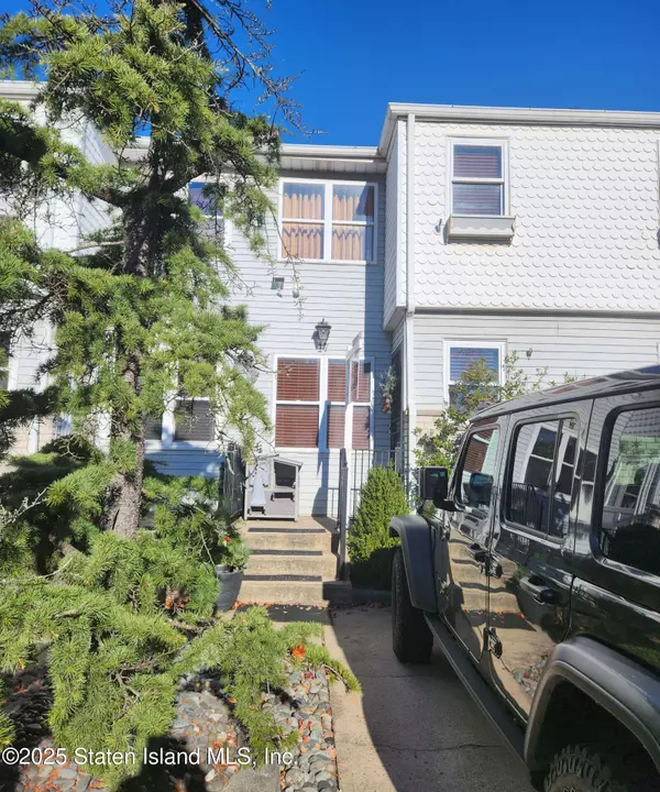 17 Lorraine LOOP, Staten Island, NY 10309