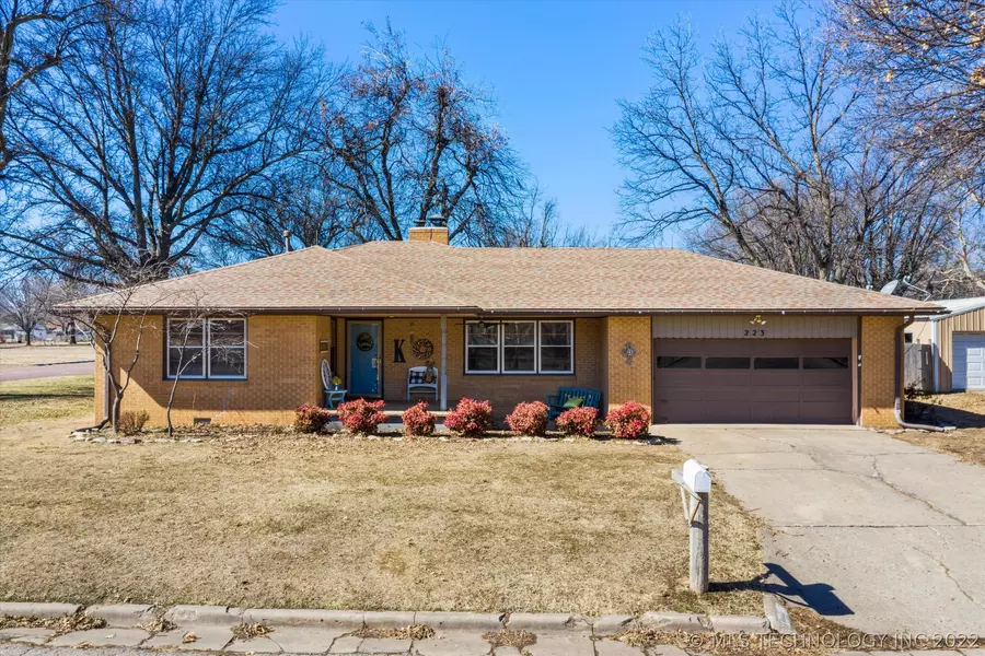 223 S E ST, Blackwell, OK 74631