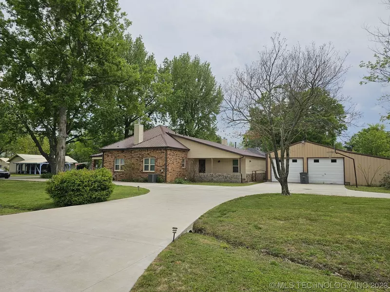 201 S McCracken ST, Chouteau, OK 74337