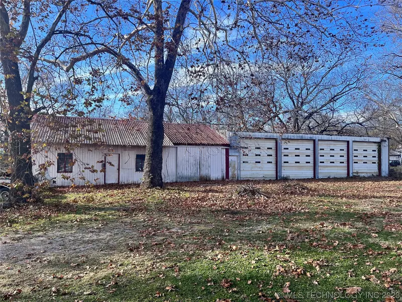 201 N 1st ST, Henryetta, OK 74437