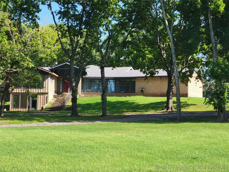 1898 N Cherokee ST, Chouteau, OK 74337