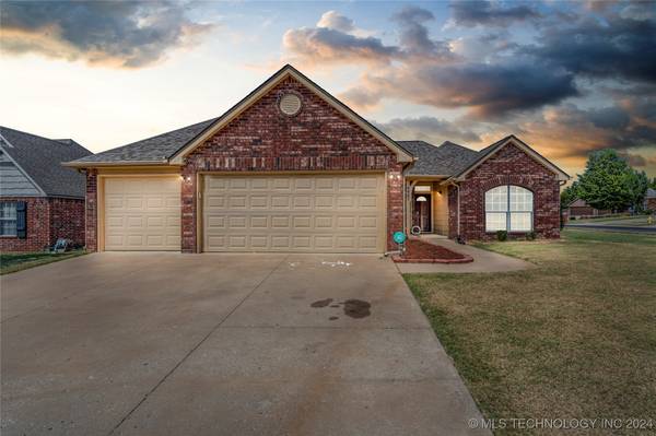 9805 E 110th PL, Owasso, OK 74055