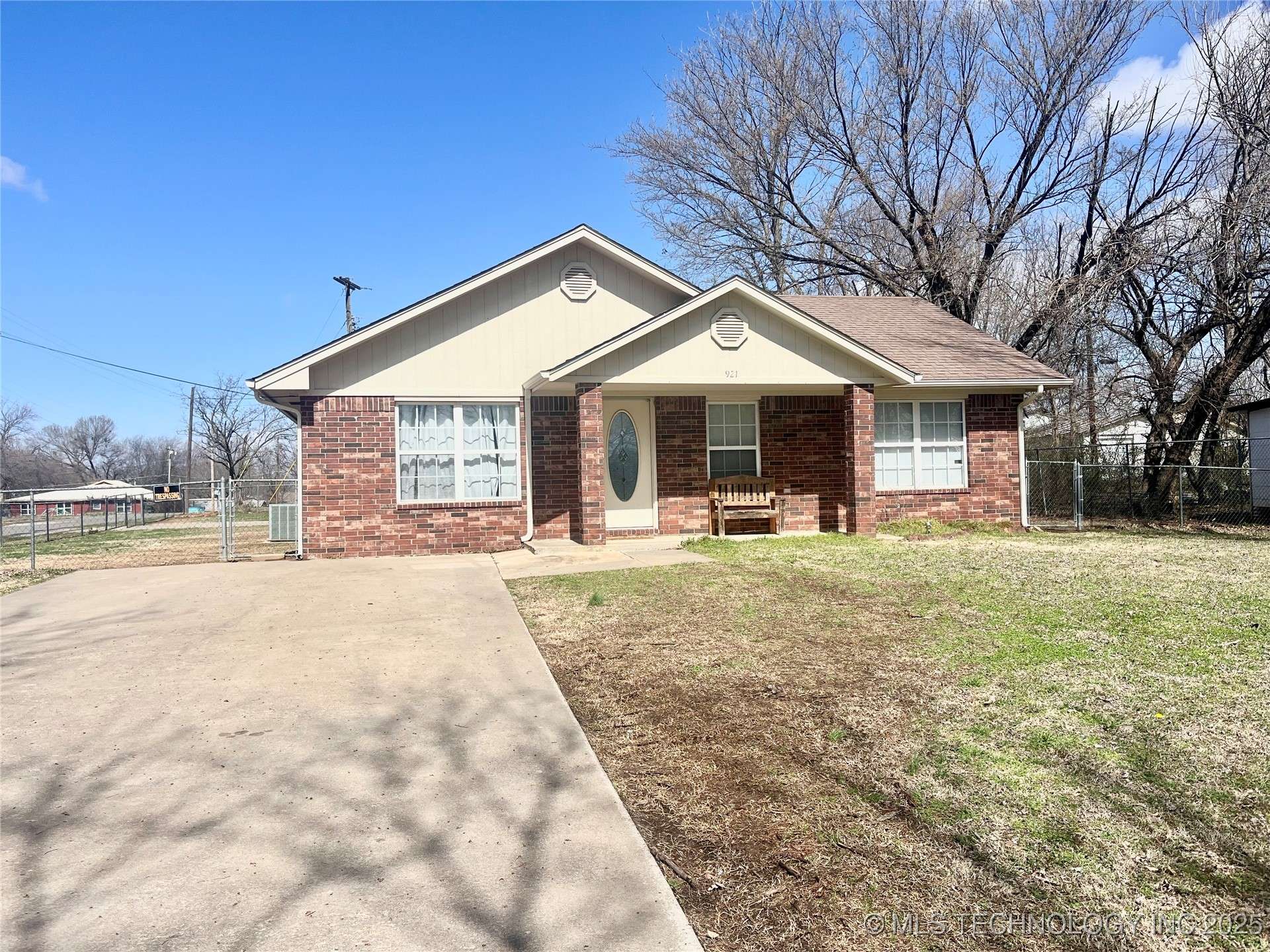 921 W Spaulding ST, Checotah, OK 74426