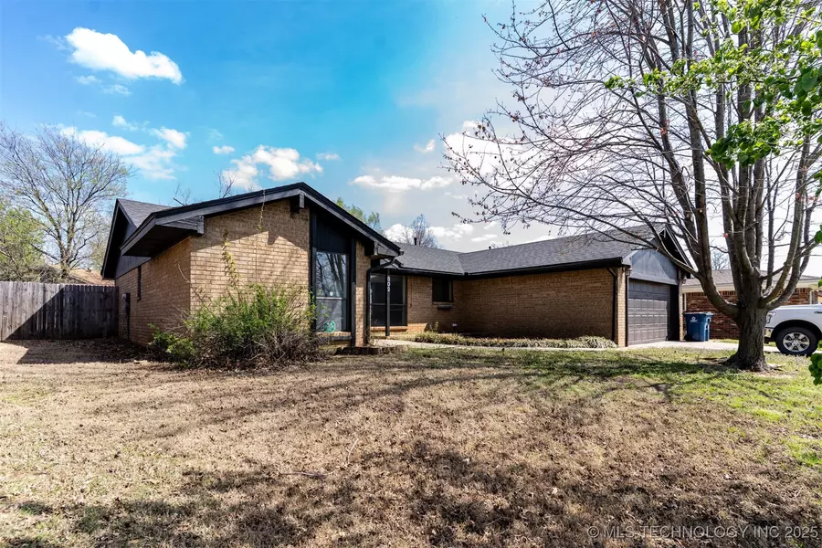 802 Holmes ST, Cushing, OK 74023