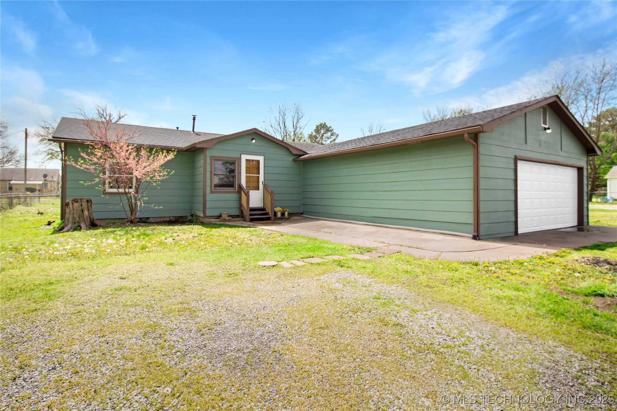 305 W Muskogee AVE, Chouteau, OK 74337