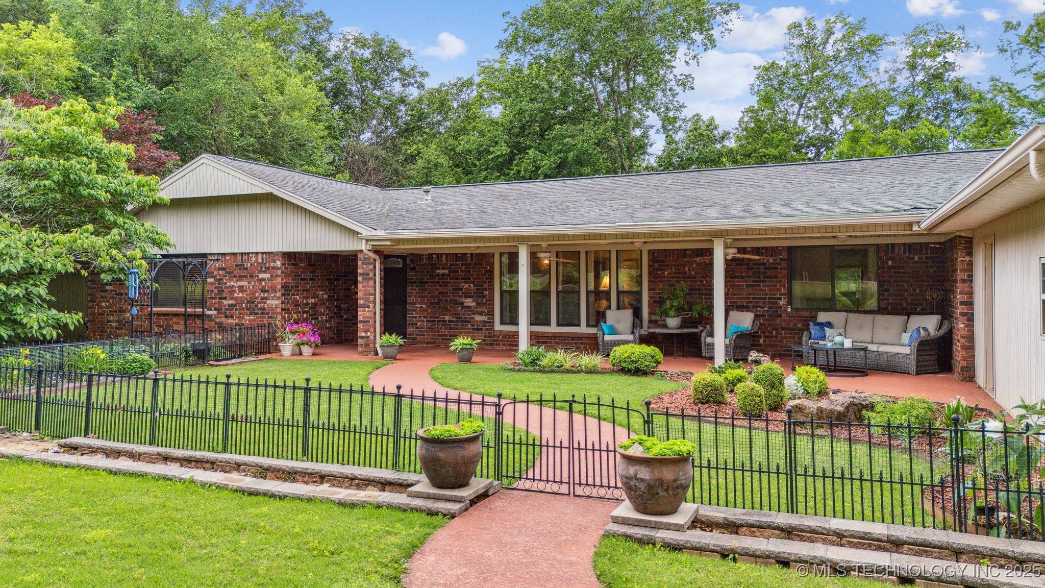1503 N Fox ST, Chouteau, OK 74337