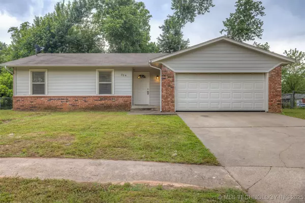 704 W 27th CT, Sand Springs, OK 74063