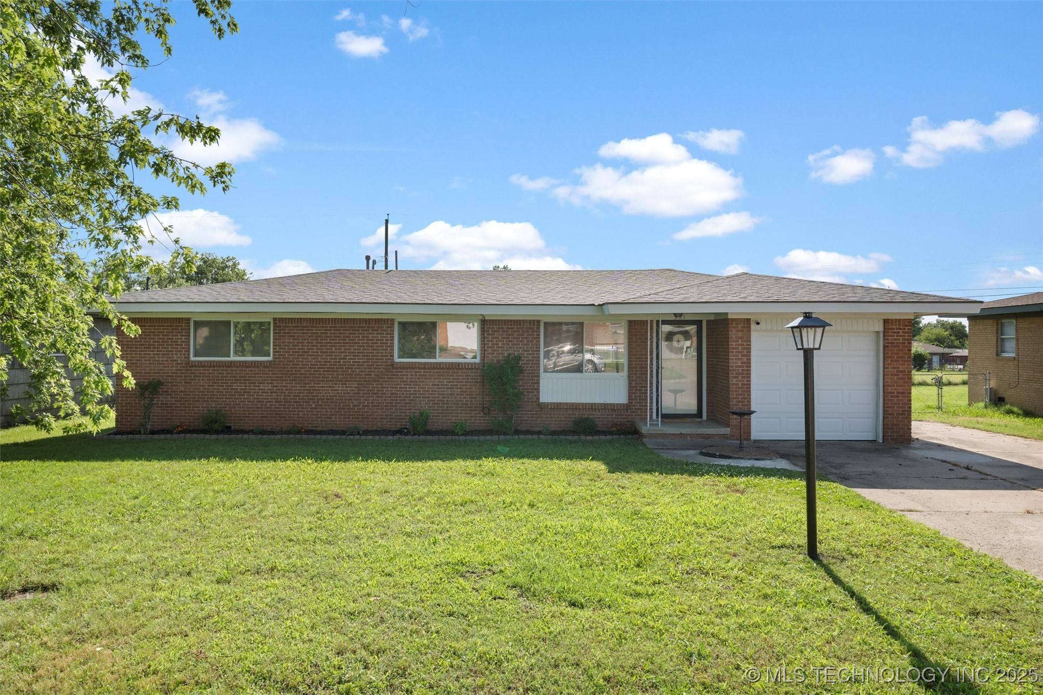 321 NE Elmhurst AVE, Bartlesville, OK 74006