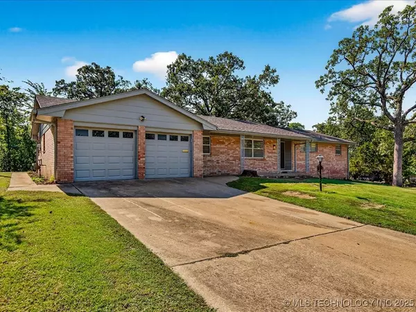 2900 Ridge CT, Bartlesville, OK 74006