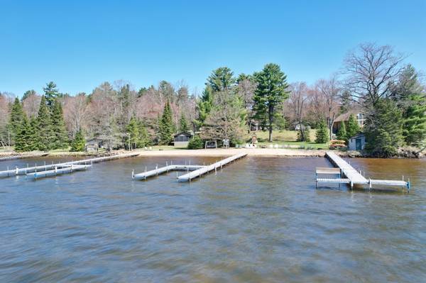 8475 HILLCREST LN, St Germain, WI 54558