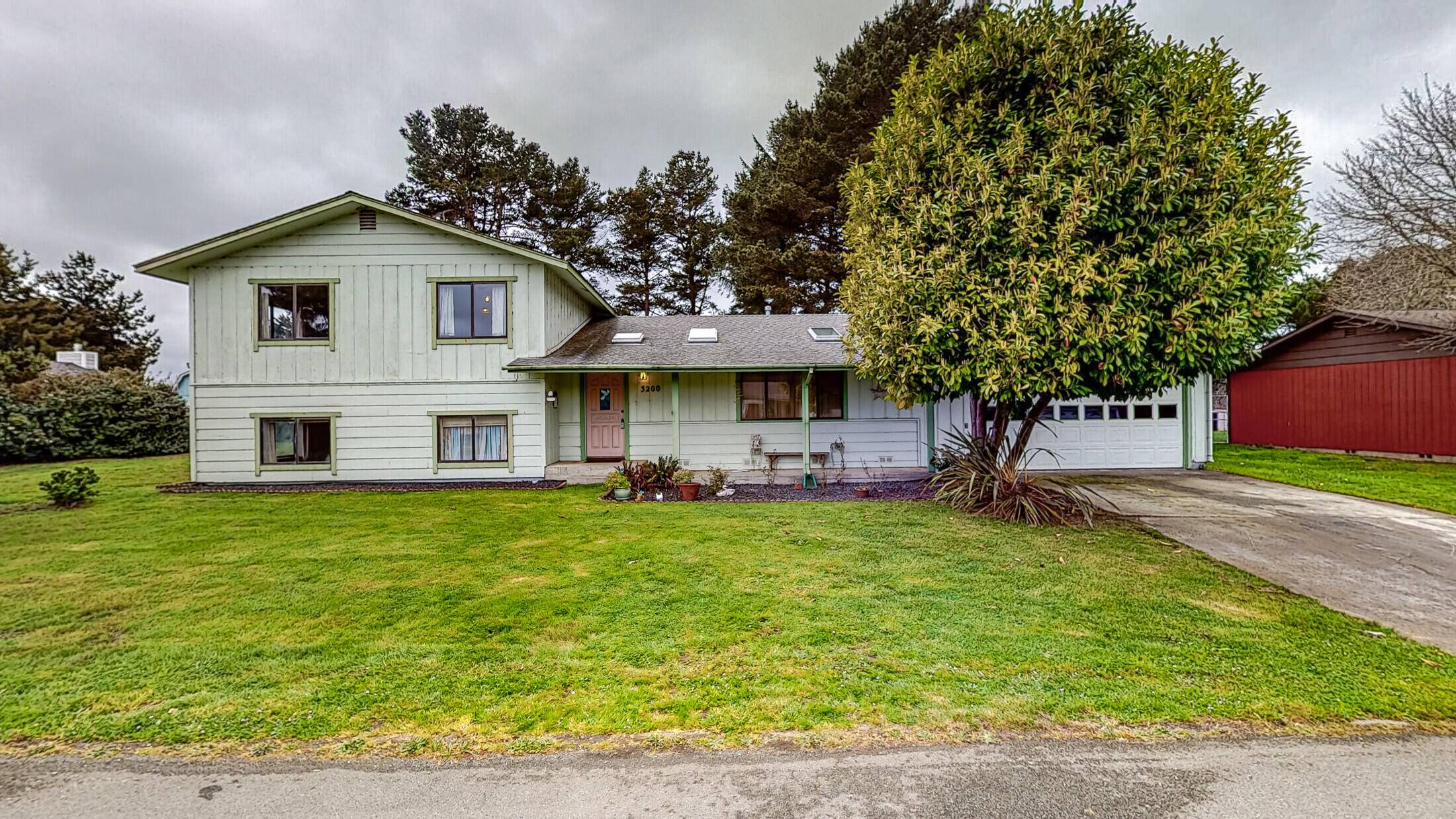 3200 Graybrook LN, Hydesville, CA 95547