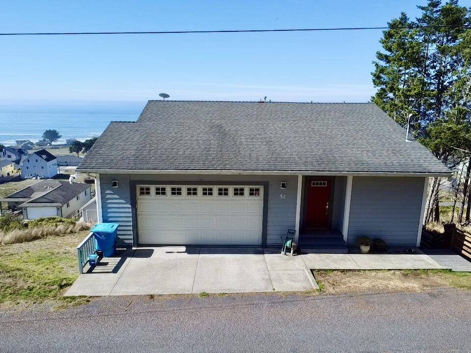 52 Spruce RD, Shelter Cove, CA 95589