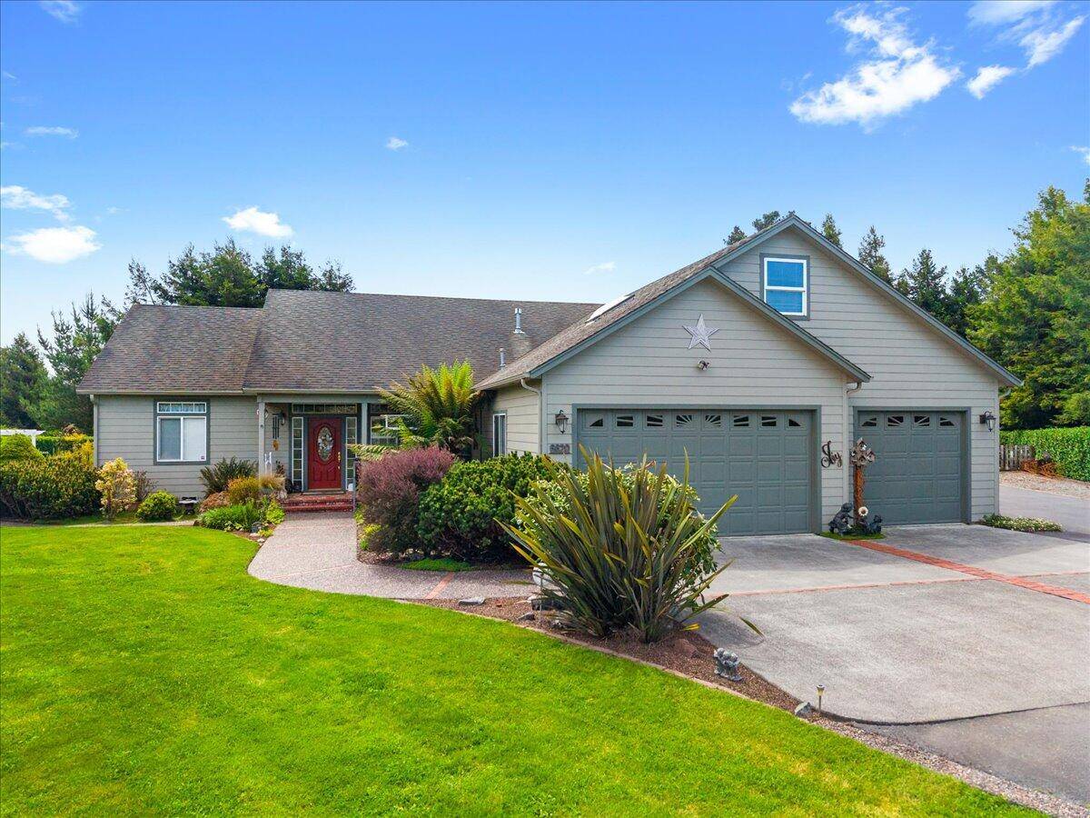 6620 Willow LN, Hydesville, CA 95547