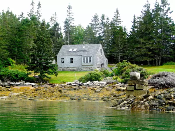 145 Dyers Island RD, Vinalhaven, ME 04863