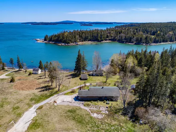 3 Milne LN, Stonington, ME 04681