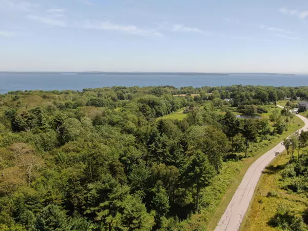 10 Old Stone RD, Lincolnville, ME 04849