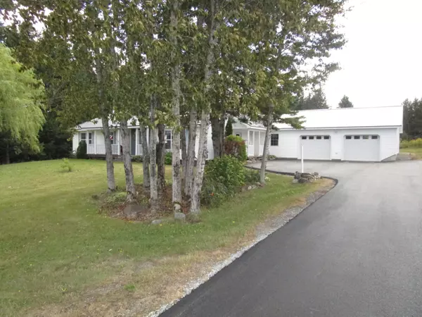 97 Sunrise CIR, Mapleton, ME 04757