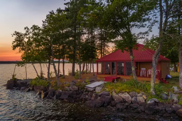 18 Loon CV, Hudson, ME 04449