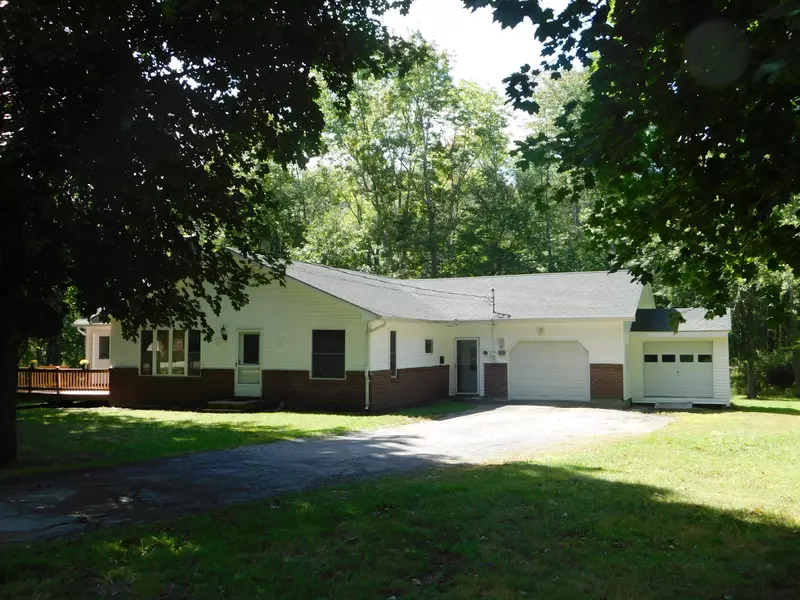 77 Pine ST, Dexter, ME 04930